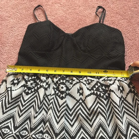 Black and White Flowy Lace Dress Size L - Picture 7 of 8